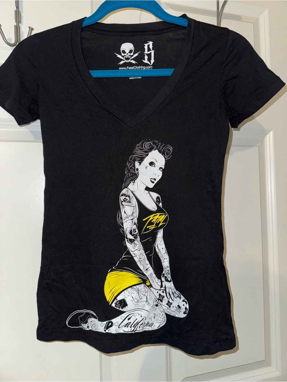 Fatal Women’s Black V‑Neck Graphic Tee pin up Girl with tattoos size M